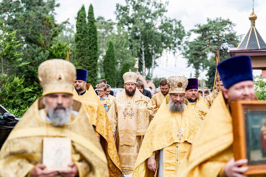 Архиерейское богослужение в Петропавловском храме посёлка Малаховка г.о. Люберцы